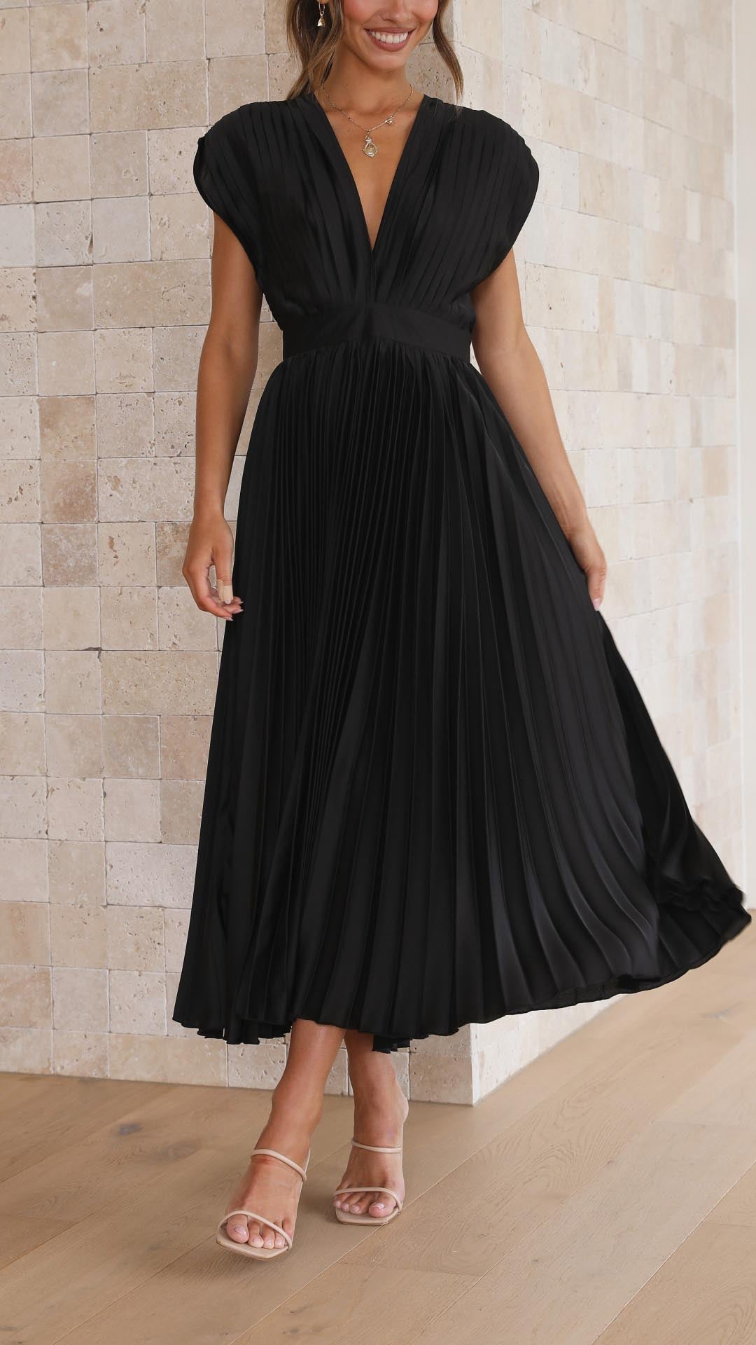 Ria - Elegant pleated dress
