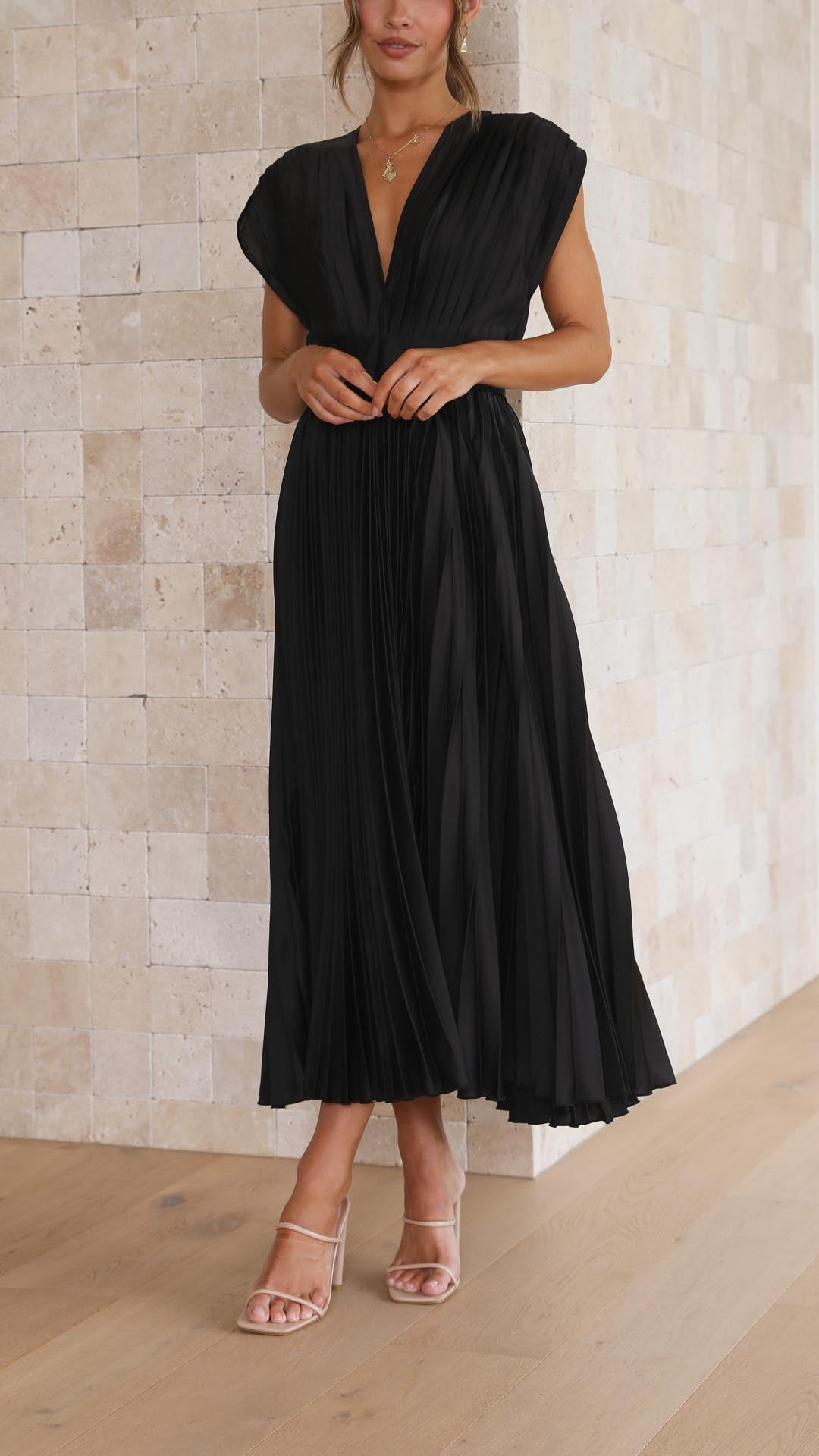 Ria - Elegant pleated dress