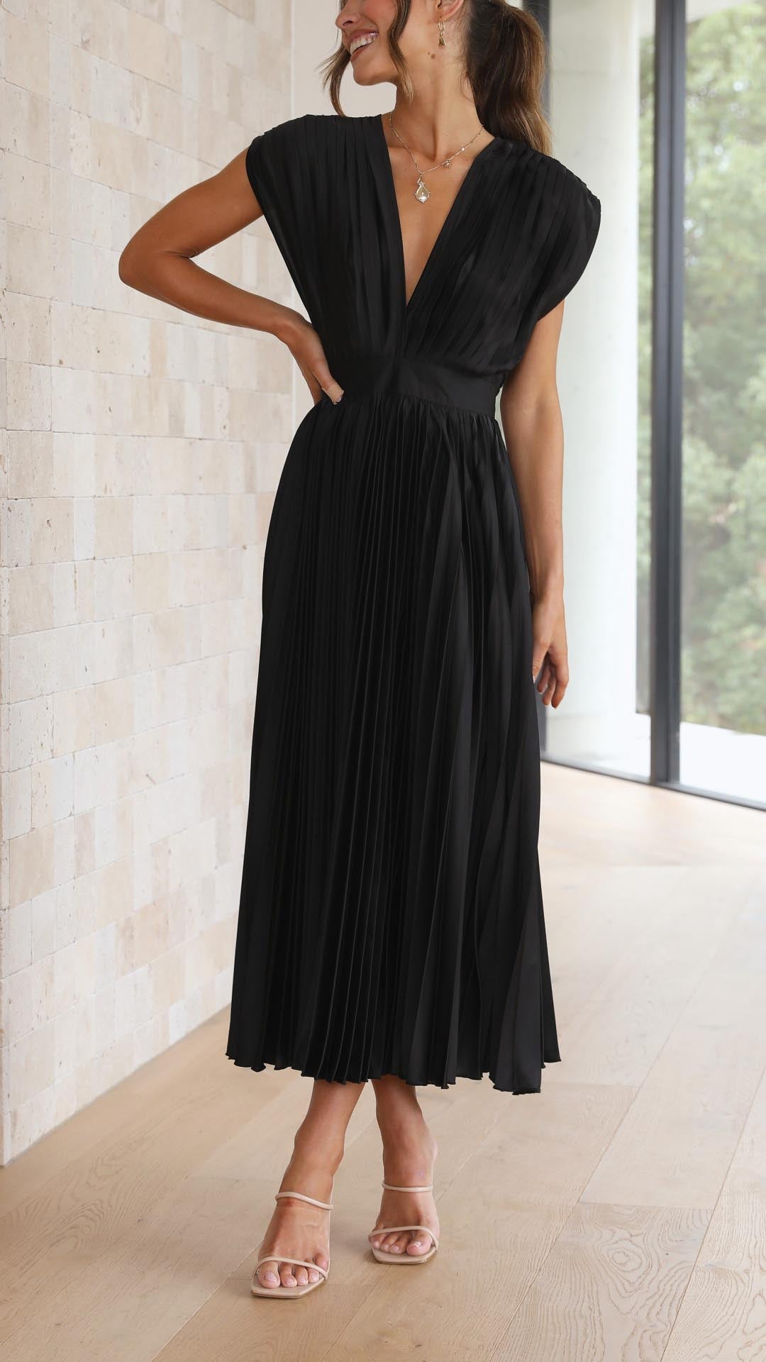 Ria - Elegant pleated dress
