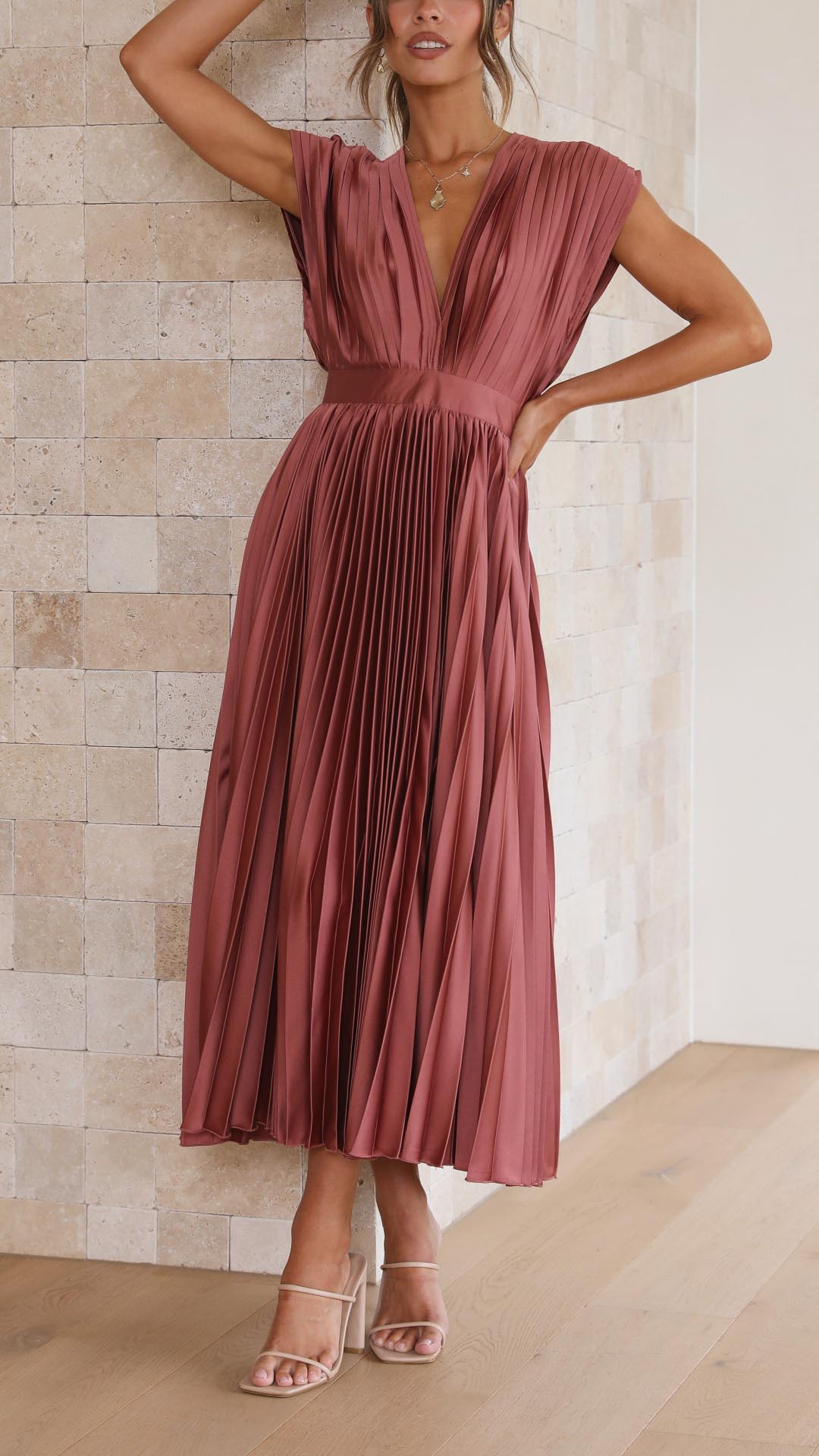 Ria - Elegant pleated dress