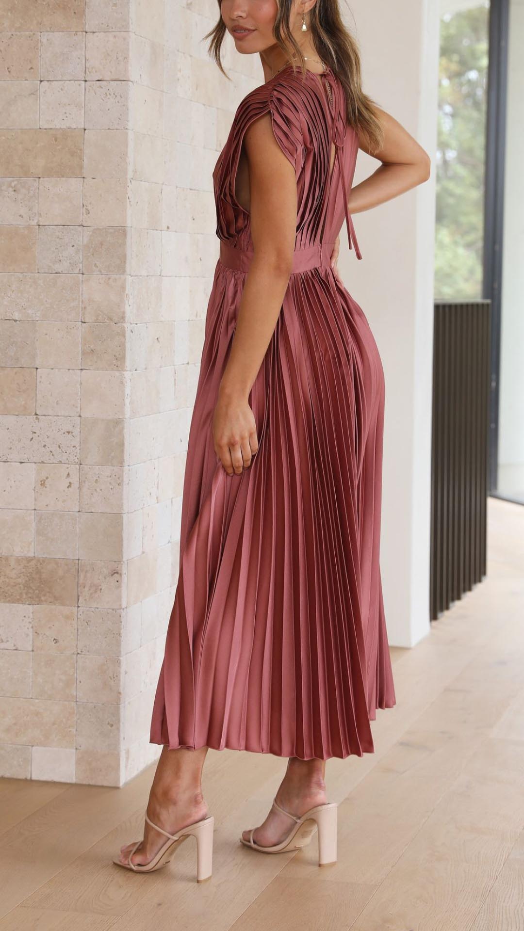 Ria - Elegant pleated dress